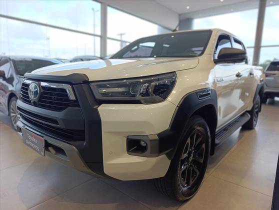 TOYOTA HILUX 2.8 D-4D TURBO DIESEL CD CONQUEST 4X4 AUTOMÁTICO